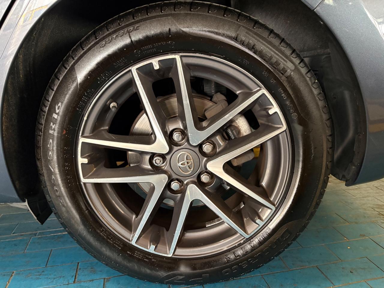 Toyota Auris Touring Sports 1.8 Hybrid Lounge