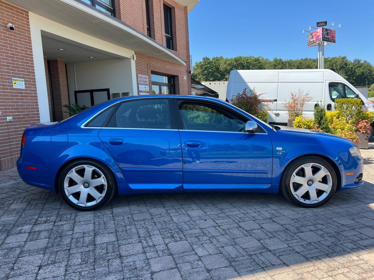 Audi A4 S4 4.2 V8 quattro Sedan Facelift