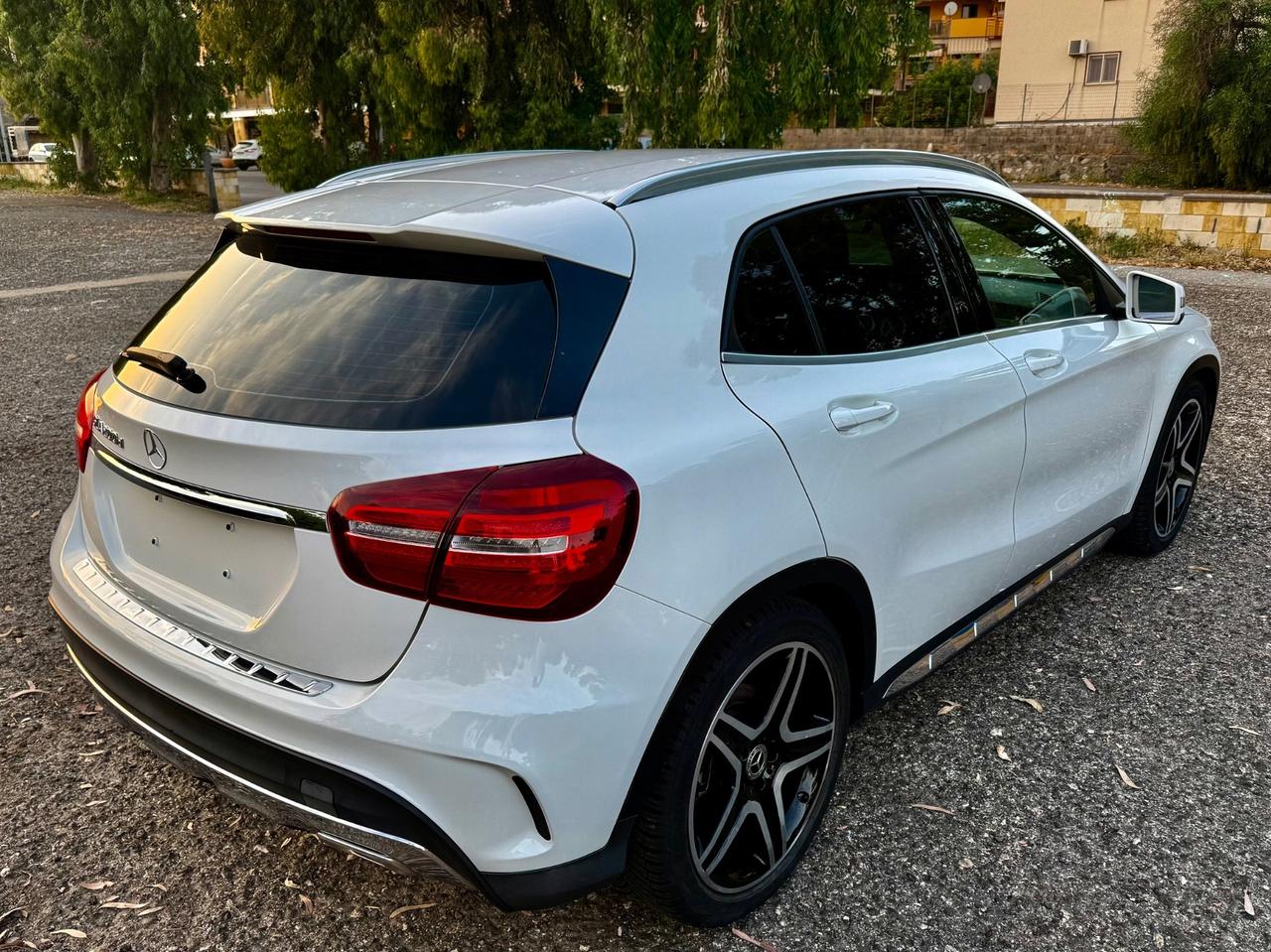 MERCEDES- BENZ GLA 200 D AMG PREMIUM