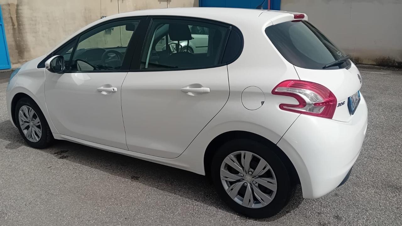 Peugeot 208 -1.4 hdi -5P-full-2013