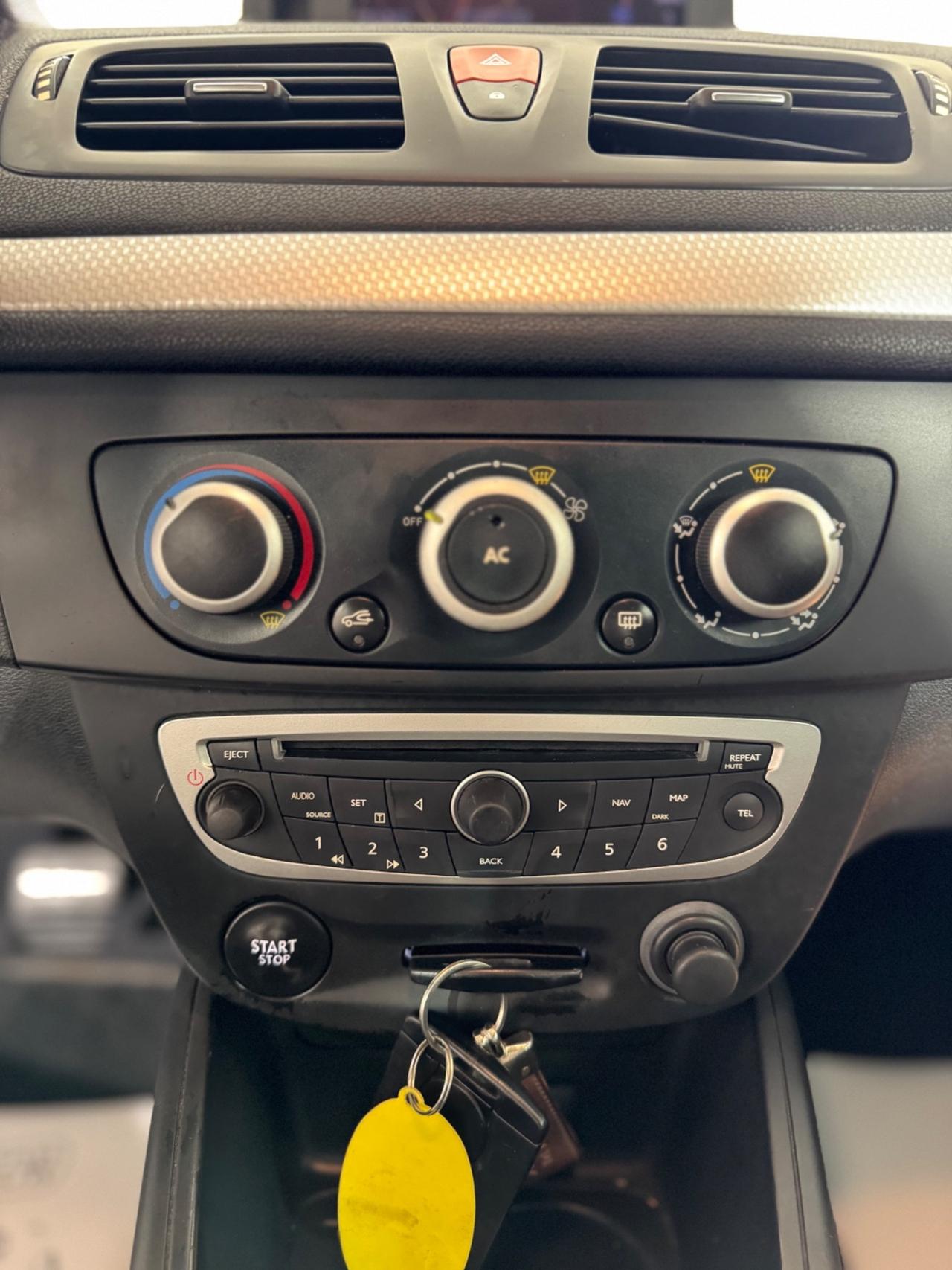 Renault Megane Coupé 1.6 Dynamique NAVI - SENSORI - CRUISE - FARI E TERGI AUTOMATICI