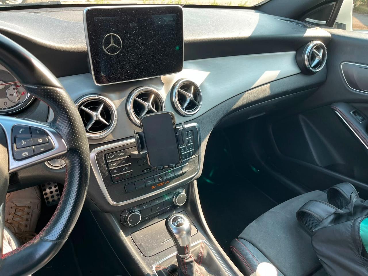MERCEDES CLA 200 PREMIUM