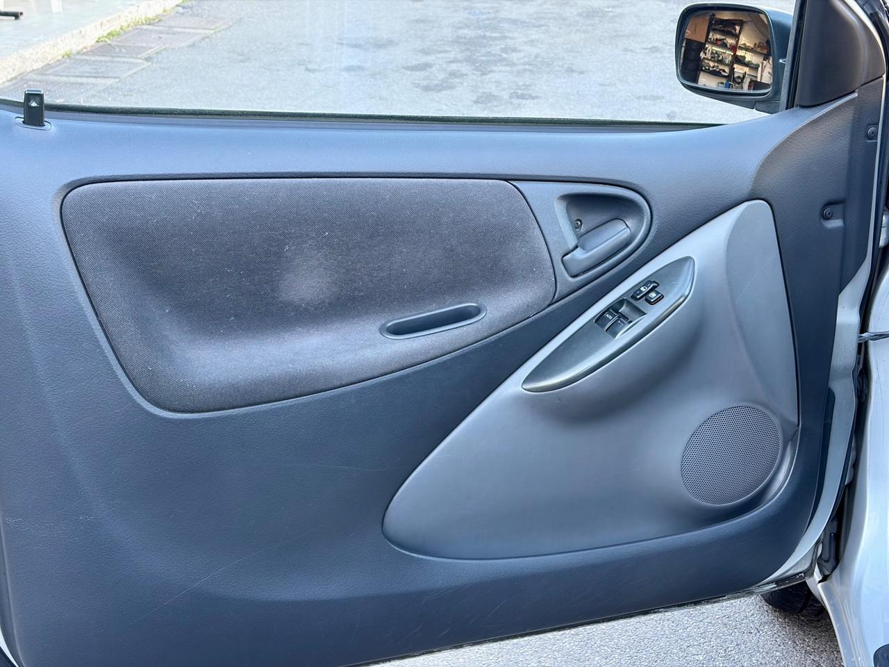 Toyota Yaris 1.0i 16V cat 3 porte Sol