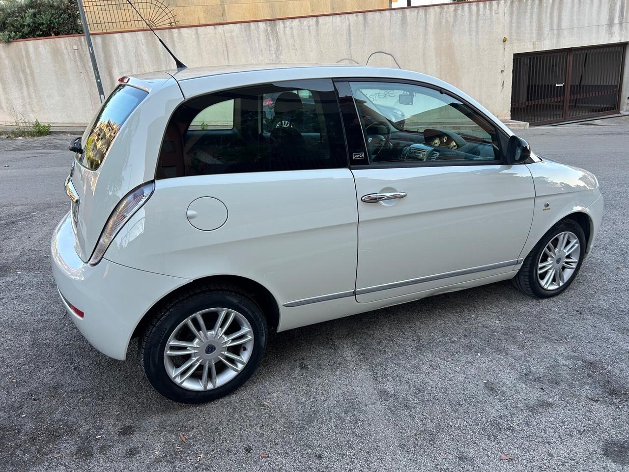 Lancia Ypsilon 1.3 MJT 75 CV Unyca