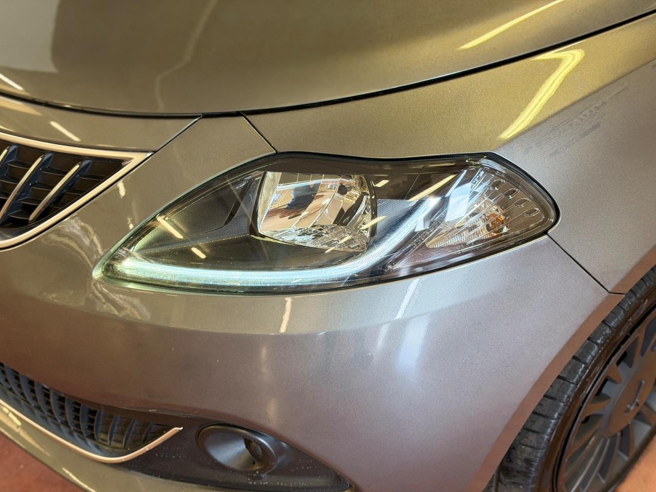 Lancia Ypsilon 1.0 FireFly 5P Hybrid Silver