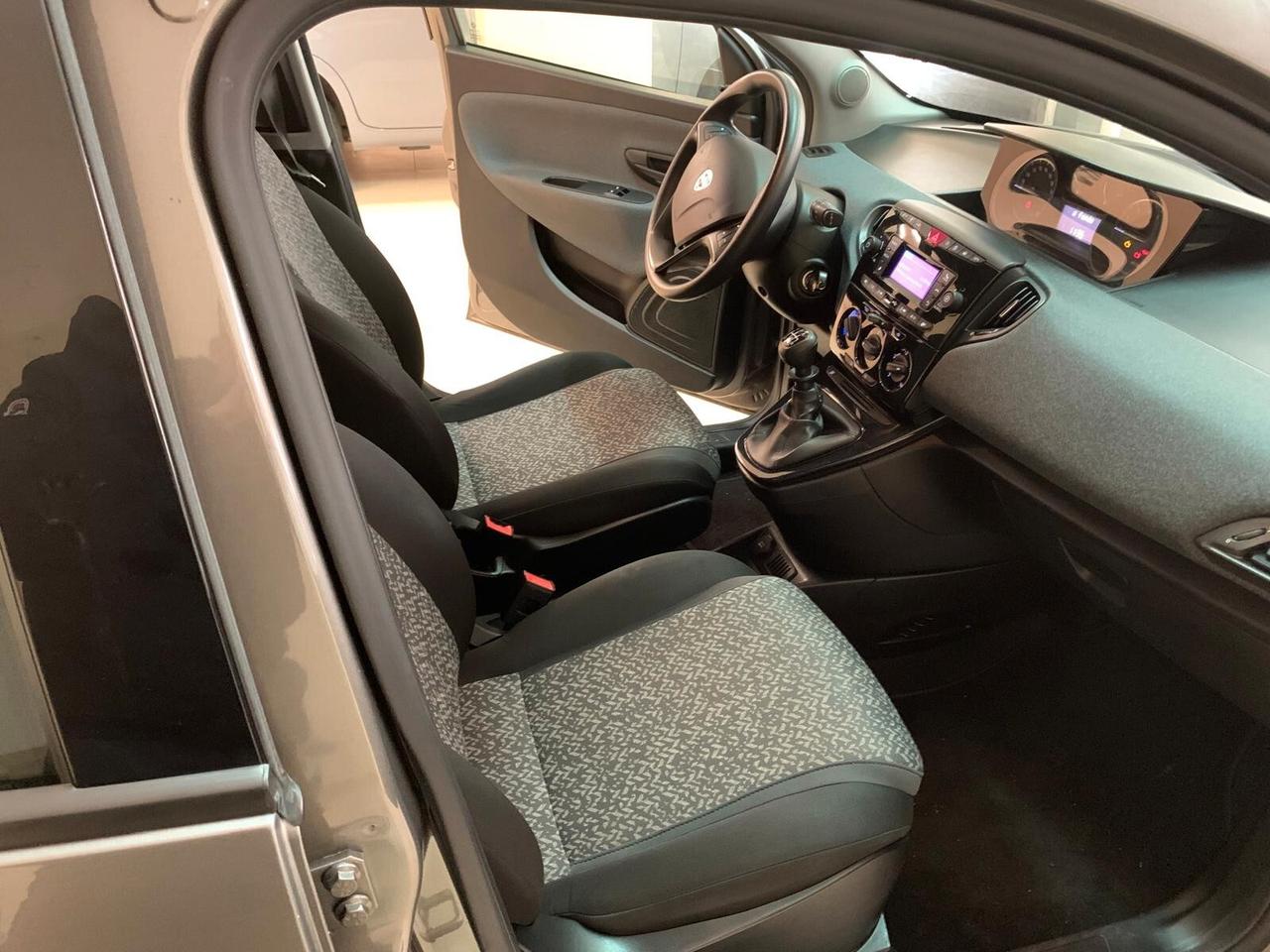 Lancia Ypsilon Ypsilom III firefly hybrid Silver s&s