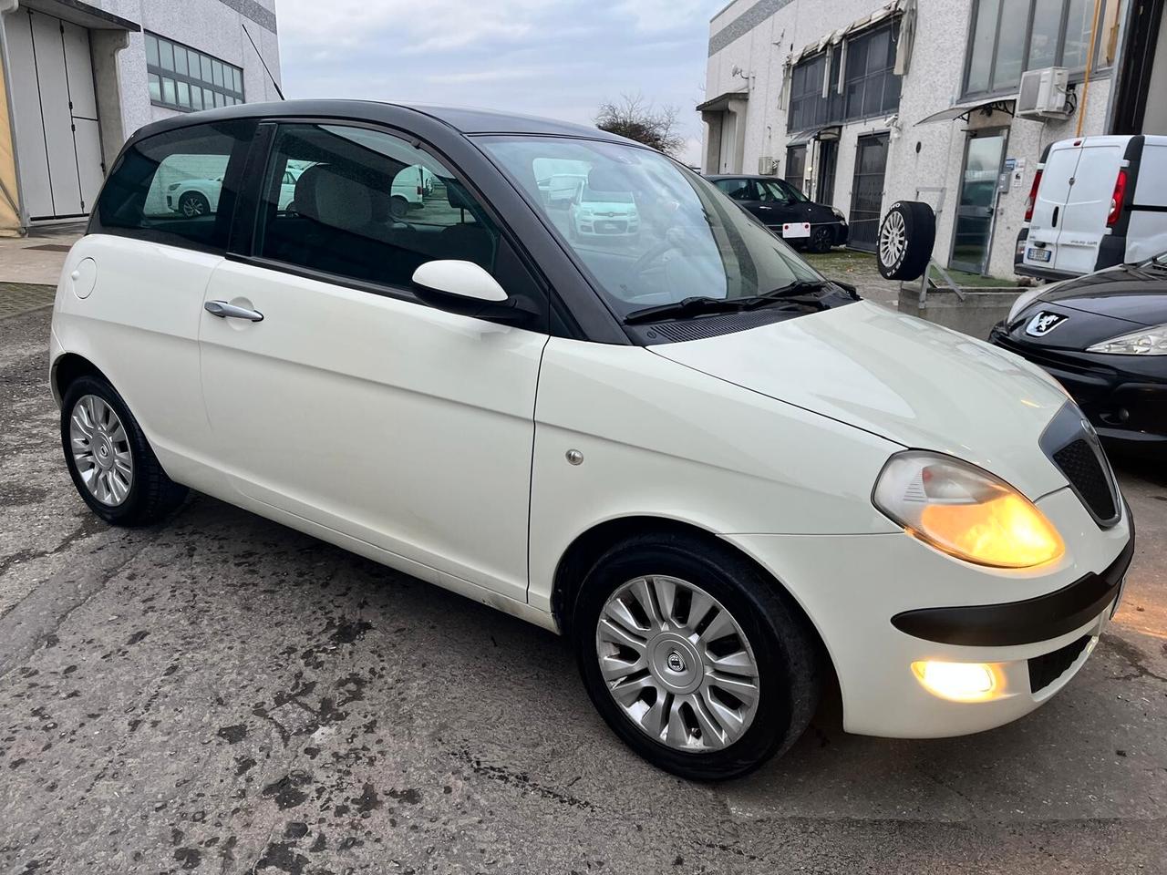 Lancia Ypsilon 1.2 Momo Design