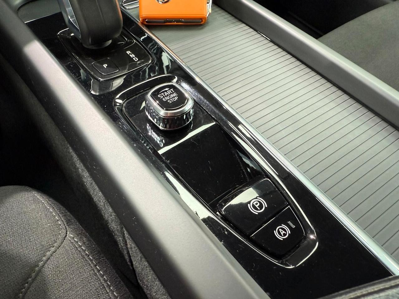 Volvo XC60 B4 (d) automatico Plus Dark (888)