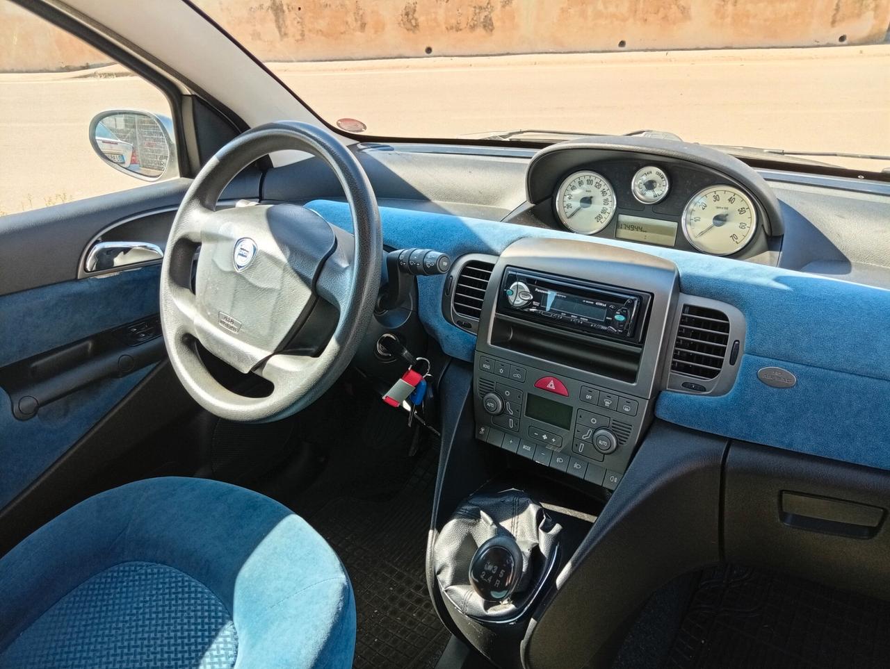 Lancia Ypsilon 1.2 16V Oro