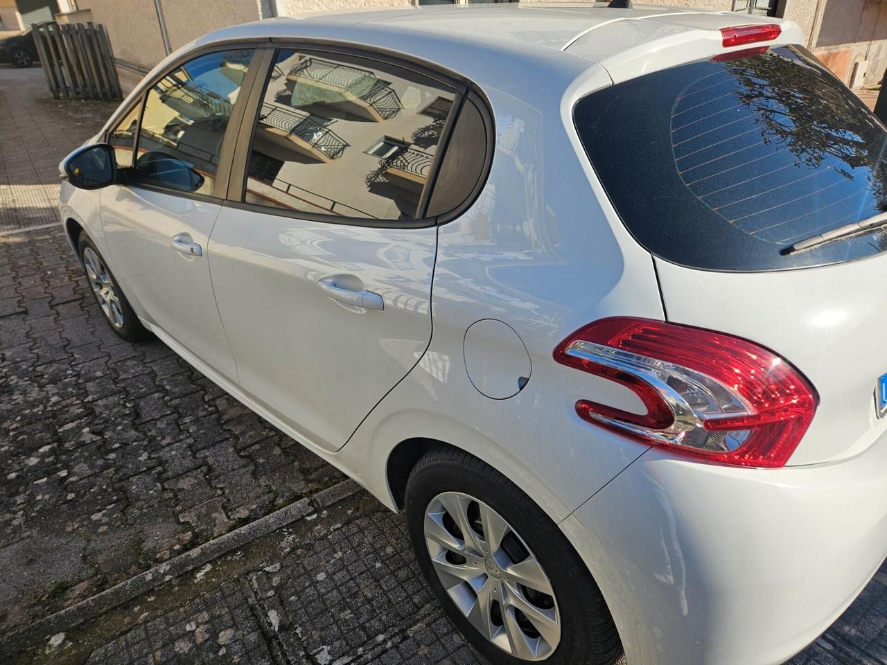 Peugeot 208 1.2 VTi 82 CV 5 porte OK NEOPATENTATI