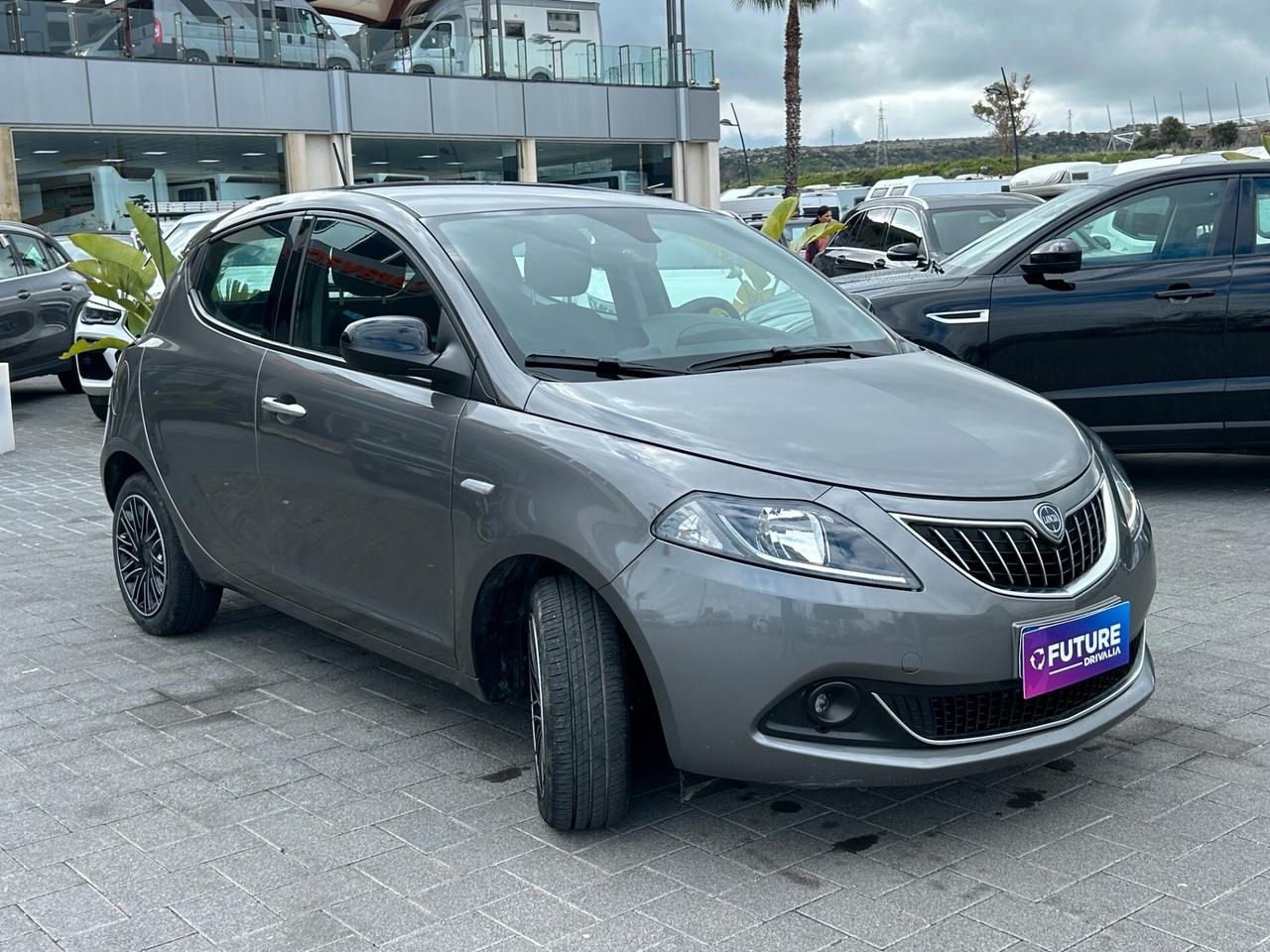 Lancia Ypsilon 1.0 firefly hybrid Silver