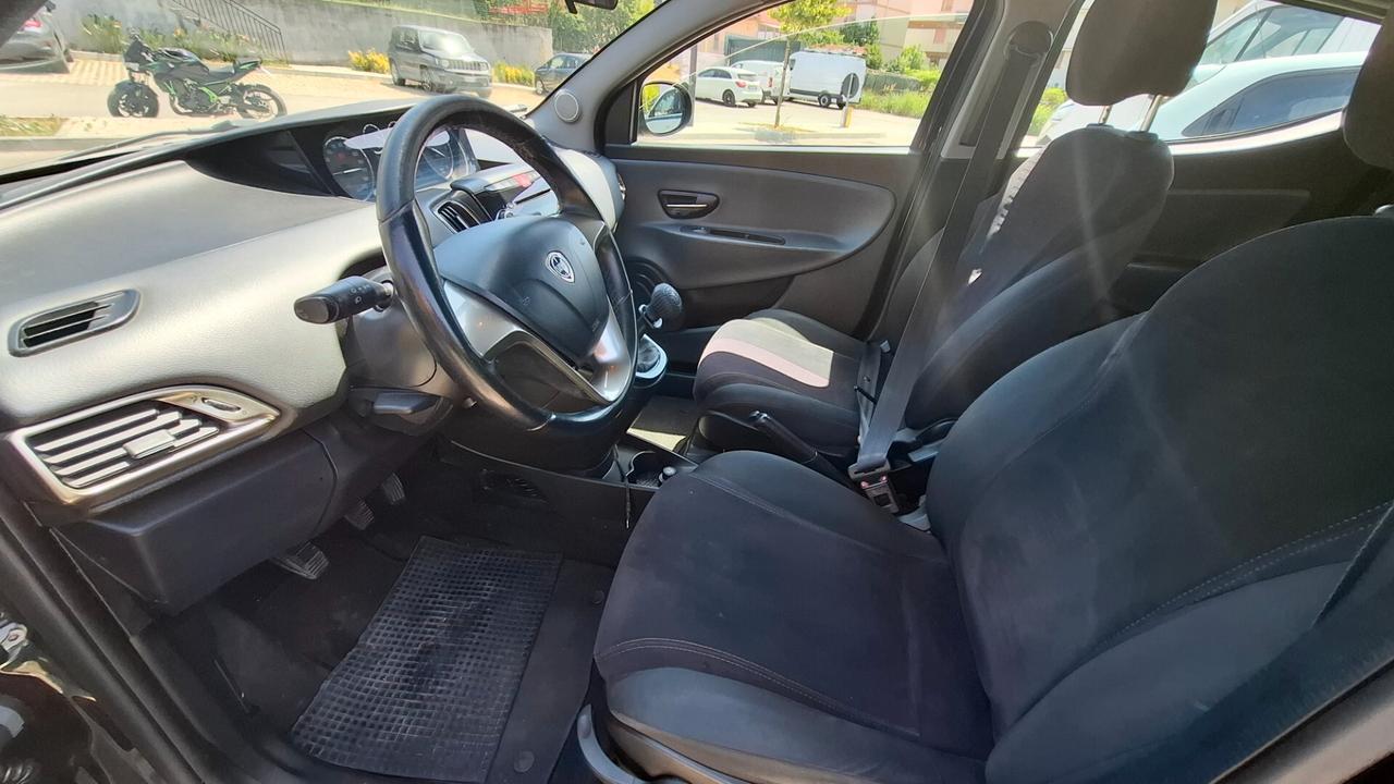 Lancia Ypsilon 0.9 TwinAir 85 CV 5 porte Metano Ecochic Silver