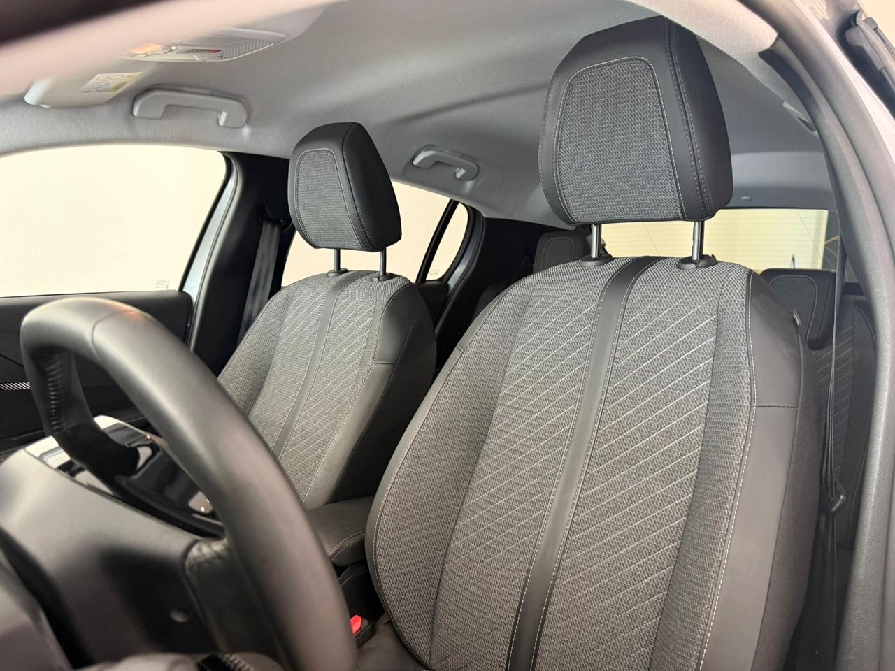 PEUGEOT 208 ALLLURE PACK 1.2 100CV ANNO 2025 CON 20.000KM