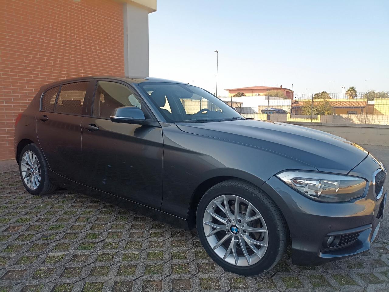 BMW 118d 5p. ADVANTAGE 05/2018 LED/NAVI/SENS.ANT/POST