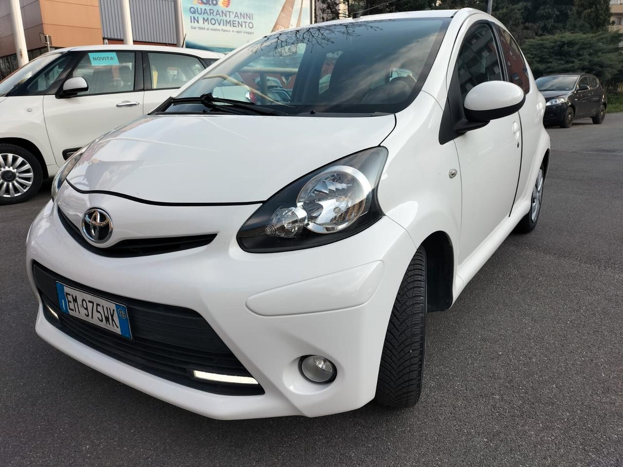 Toyota Aygo 1.0 VVT-i 69 CV 5 porte x-cool MMT