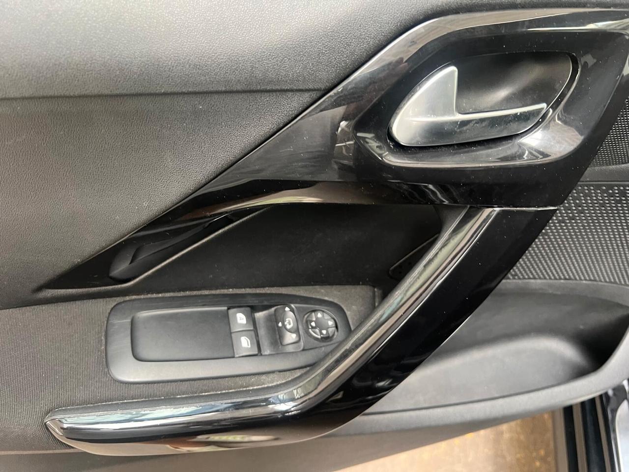Peugeot 208 PureTech 82 5 porte Allure NEOPATENTATI