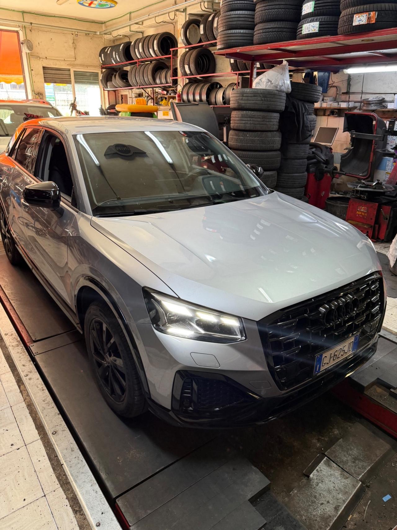 Audi Q2 30 TDI S tronic Identity Black