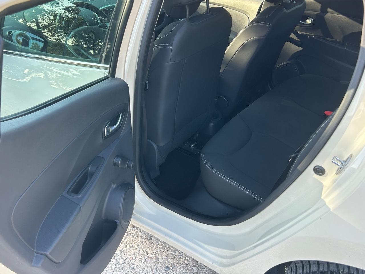 Renault Clio 1.2 75CV 5 porte Intens rate permute neopatentati
