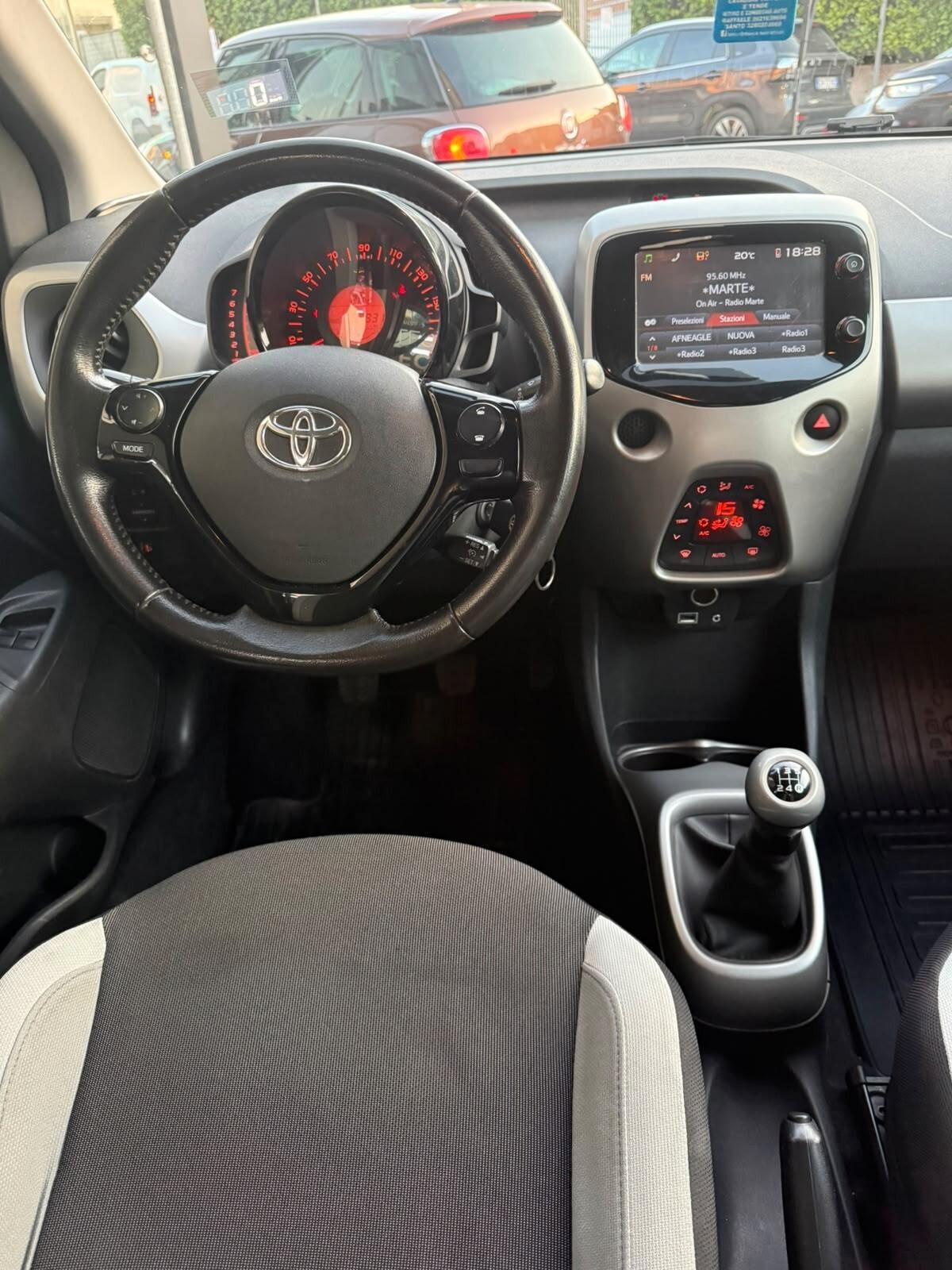 Toyota Aygo 1.0 VVT-i 69 CV 5 porte x-play NEOPATENTATI