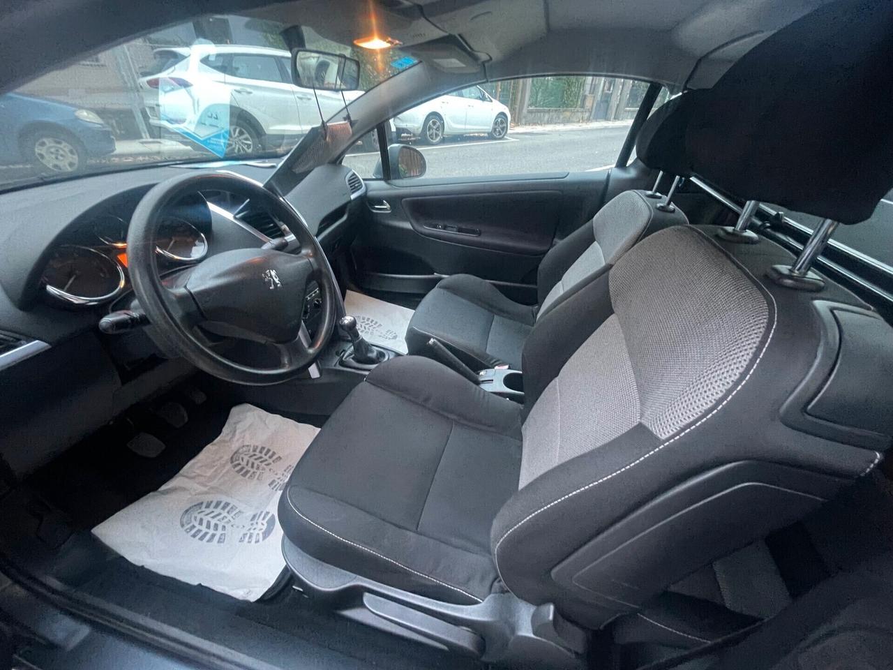 Peugeot 207 1.6 HDi 110CV CC Féline