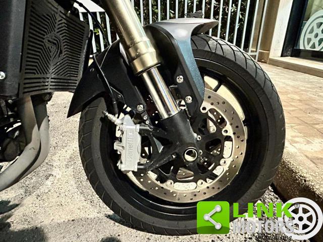 BENELLI Leoncino 800 .