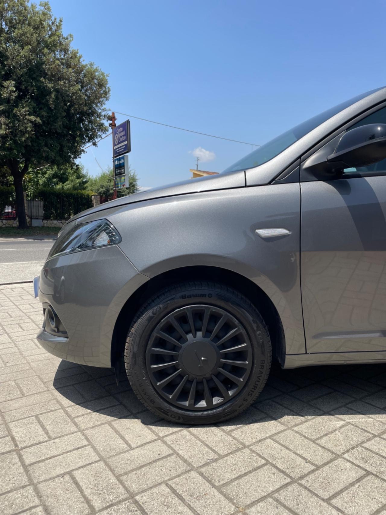 Lancia Ypsilon 1.0 FireFly 5 porte S&S Hybrid Ecochic Silver