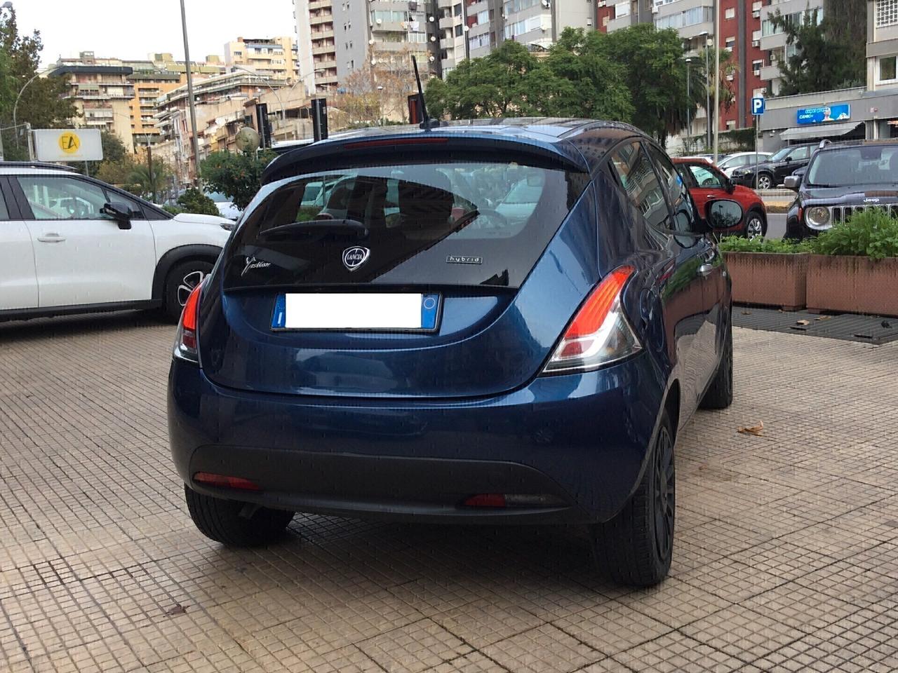 Lancia Ypsilon 1.0 FireFly 5 porte S&S Hybrid Ecochic Silver