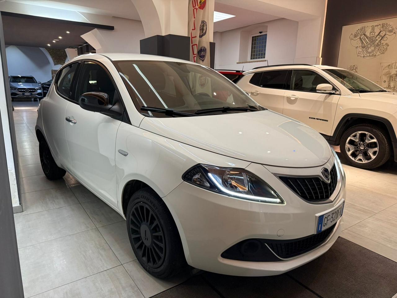 Lancia Ypsilon 1.0 FireFly 5 porte S&S Hybrid Ecochic Silver
