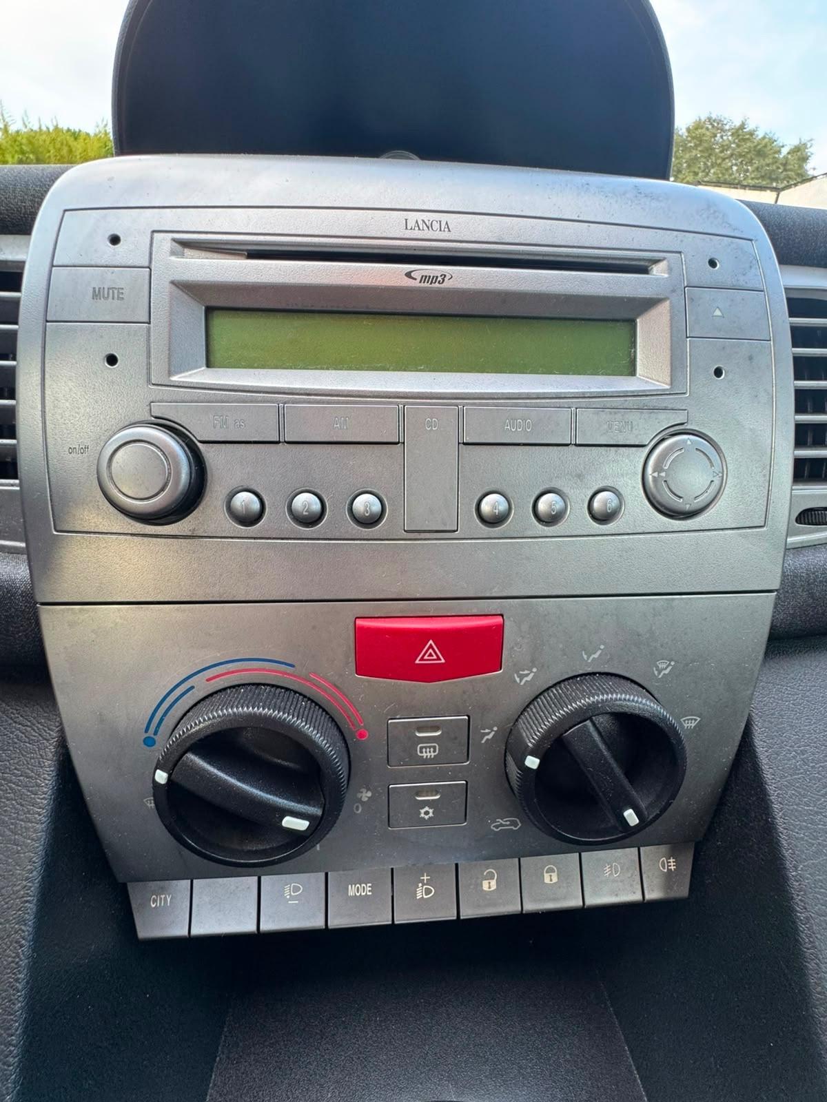 Lancia Ypsilon 1.3 MJT 75 CV MomoDesign
