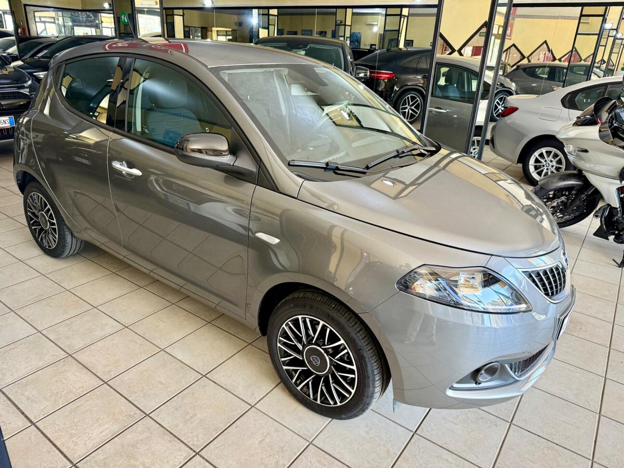 Lancia Ypsilon 1.0 Hybrid PLATINO