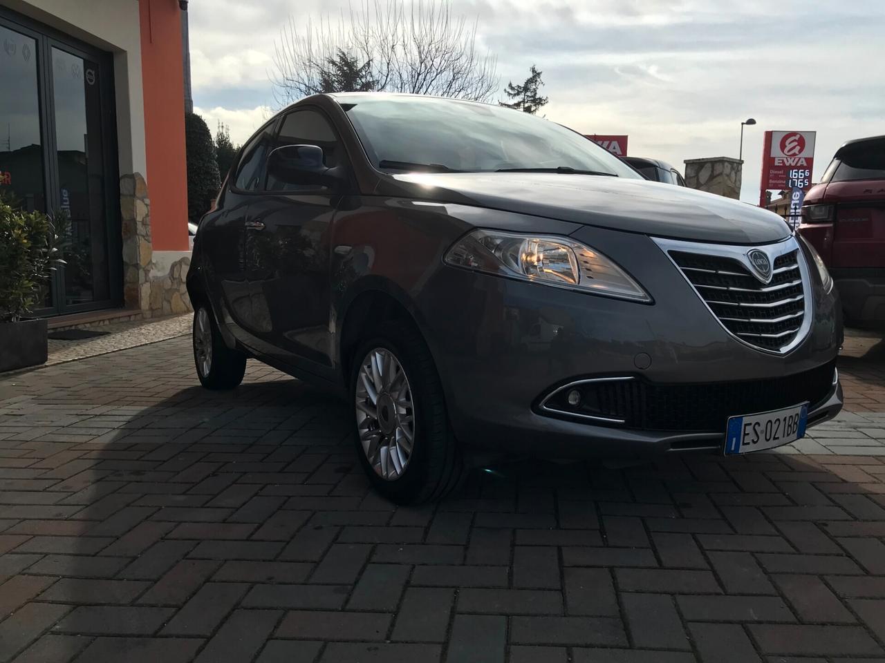 Lancia Ypsilon 0.9 TwinAir 85 CV 5 porte Metano Ecochic Silver