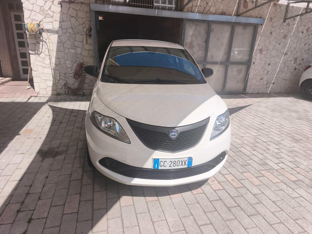Lancia Ypsilon 1.0 FireFly 5 porte S&S Mild Hybrid Ecochic Silver