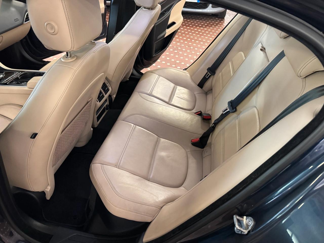Jaguar XE 2.0 D Turbo 180 CV AWD aut. Portfolio - 4X4