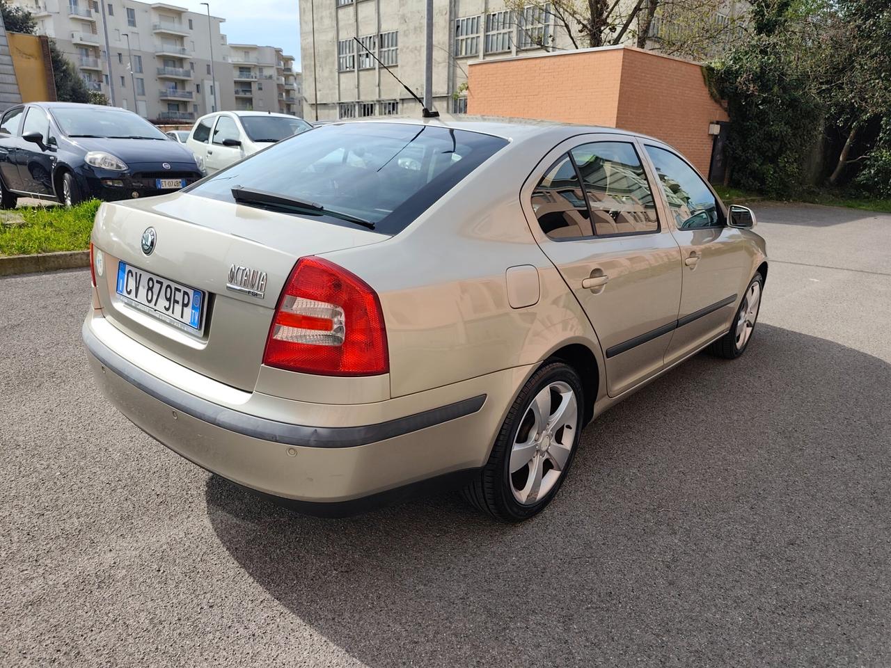 Skoda Octavia 1.6 Benz berlina Elegance