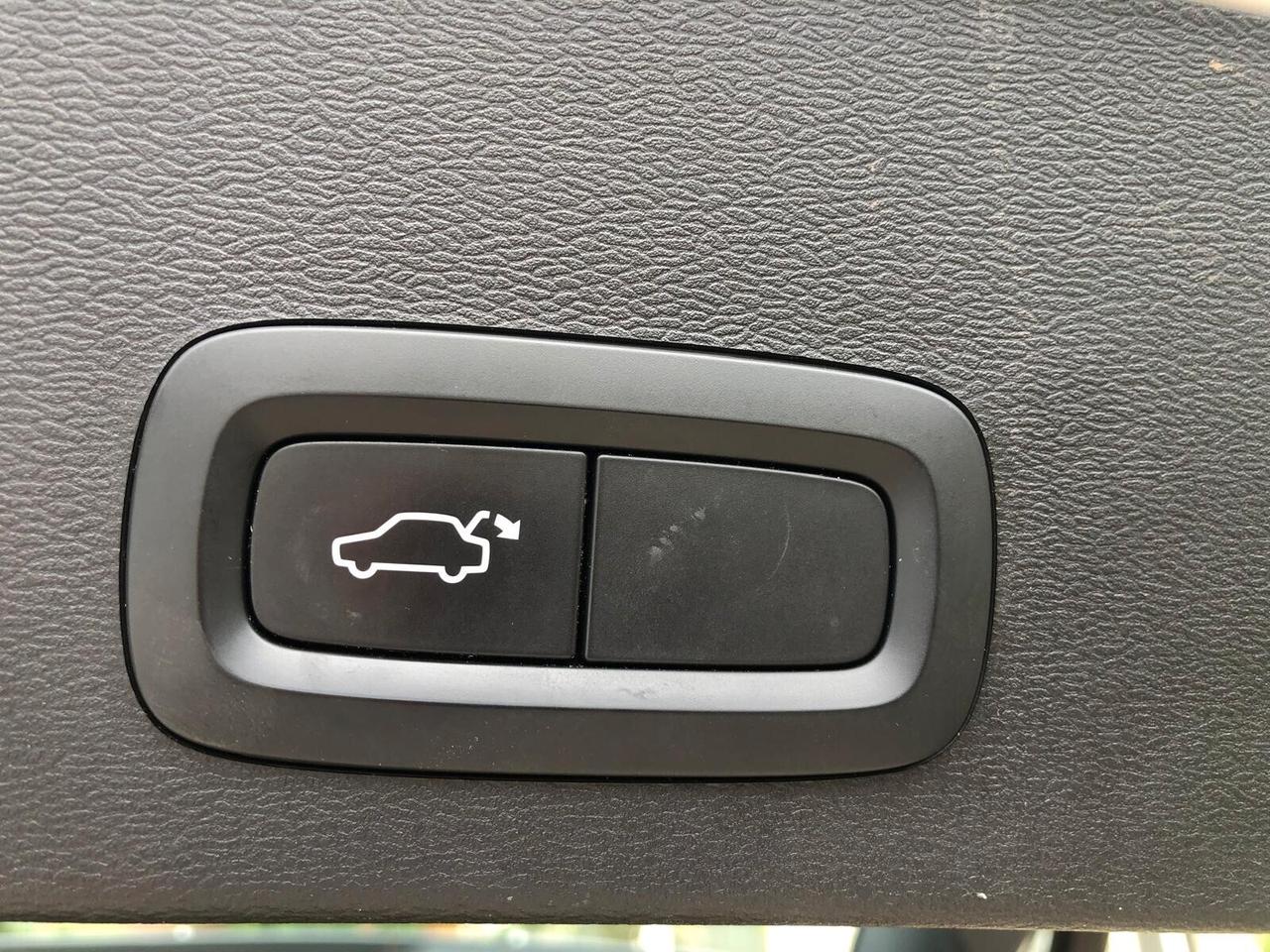 Volvo XC40 D3 Geartronic R-design UNICO PROPRIETARIO IVA DEDUCIBILE GARANZIA CONFORMGEST COMPLETA 12 MESI RINNOVABILE FINO A 60 MESI