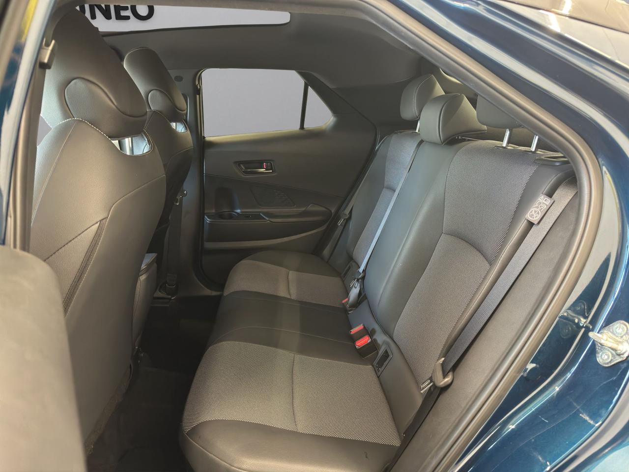 Toyota C-HR 1.8 hev Lounge fwd e-cvt