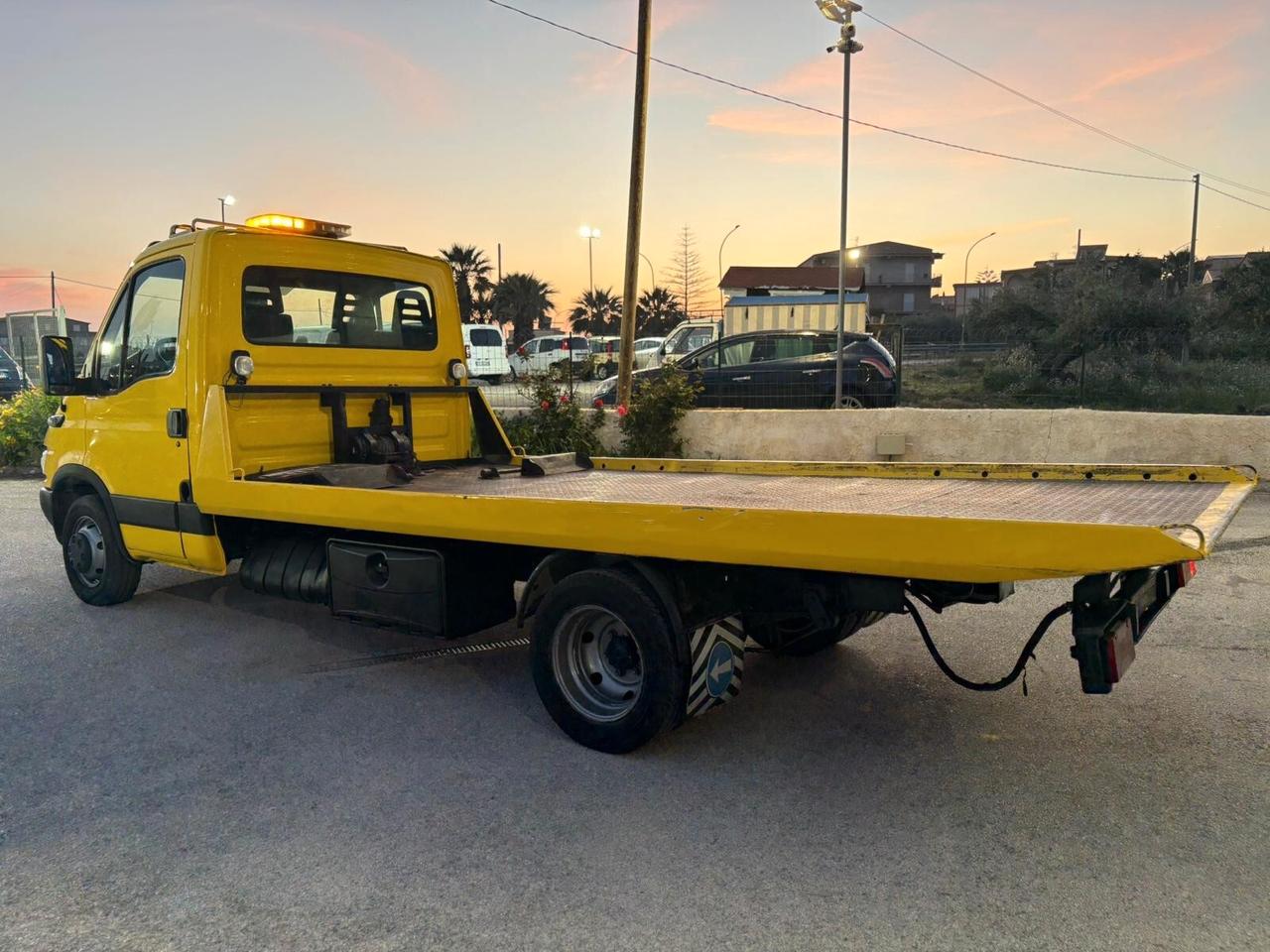 IVECO DAILY CARROATTREZZI 35 C13 ( PATENTE B)