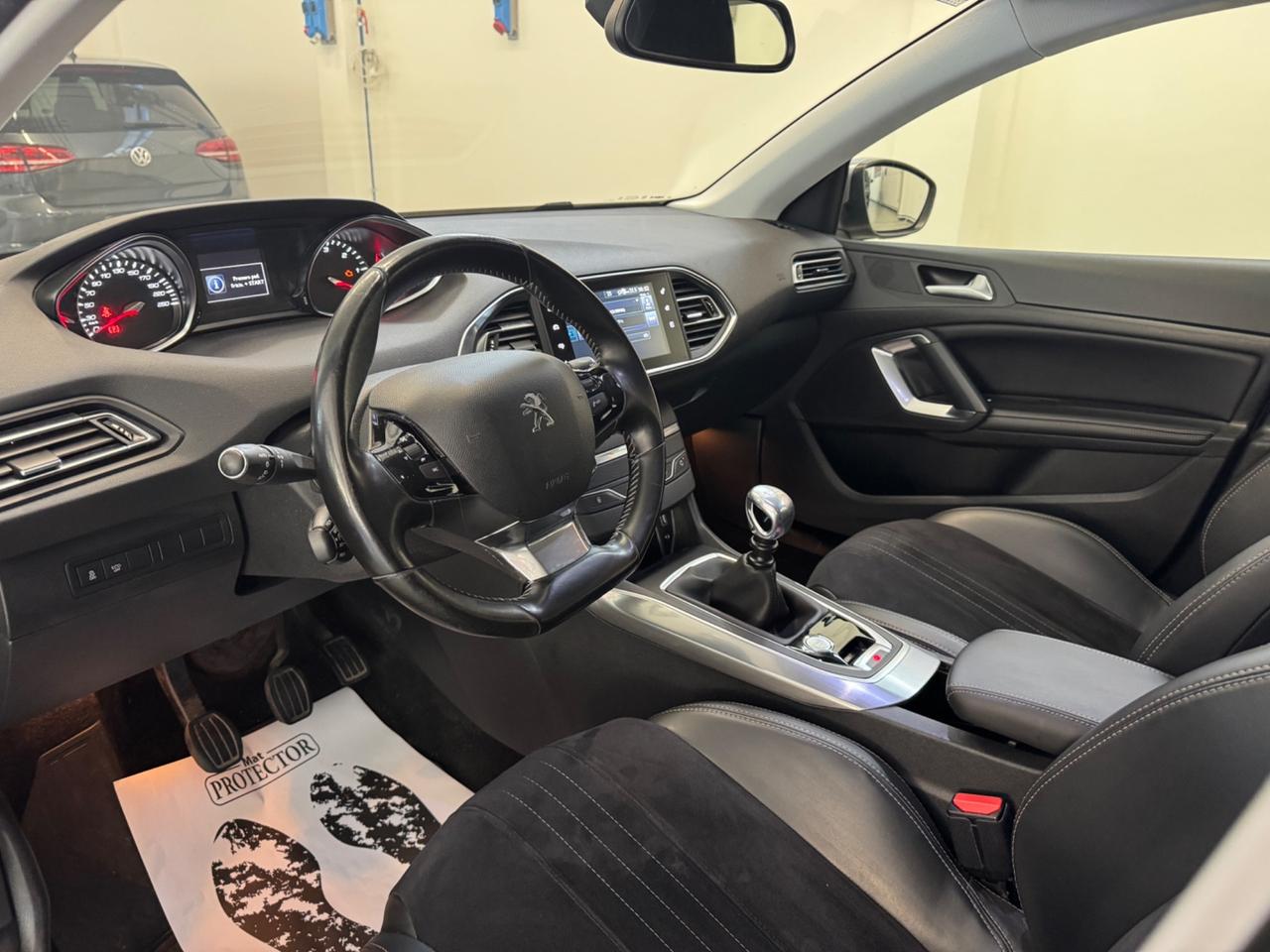 Peugeot 208 1.4 HDi 68 CV 5 porte Allure