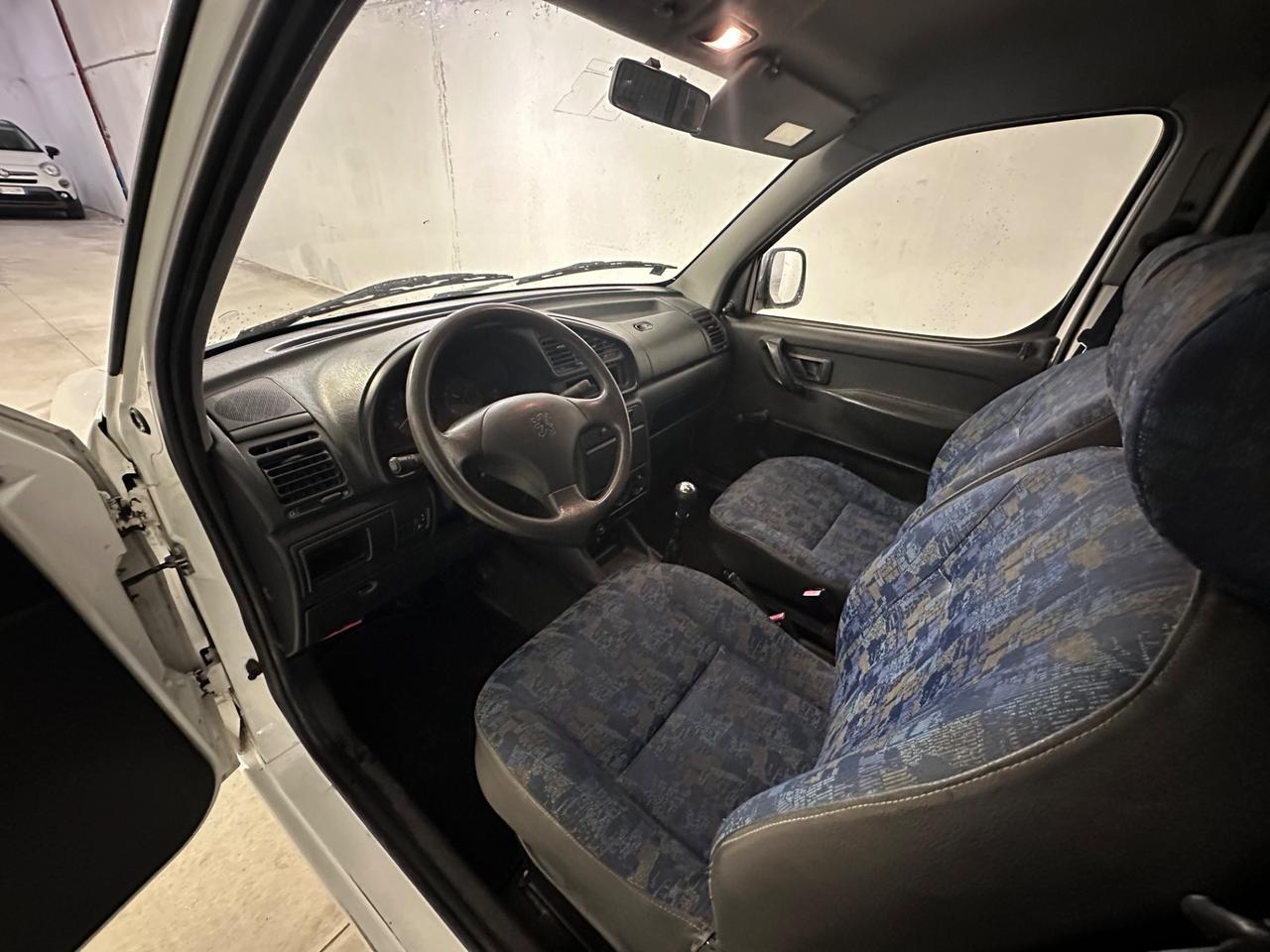 Peugeot Ranch 1.9 Diesel anno 1997 con 180.000 km Vettura utilizzata da un solo locatore, in ordine di tutto ! Furgoncino piccolo dai consumi ridotti Cabina comunicante, In aggiunta 4 cerchi gommati. Verrà consegnata con tagliando preconsegna Si valut