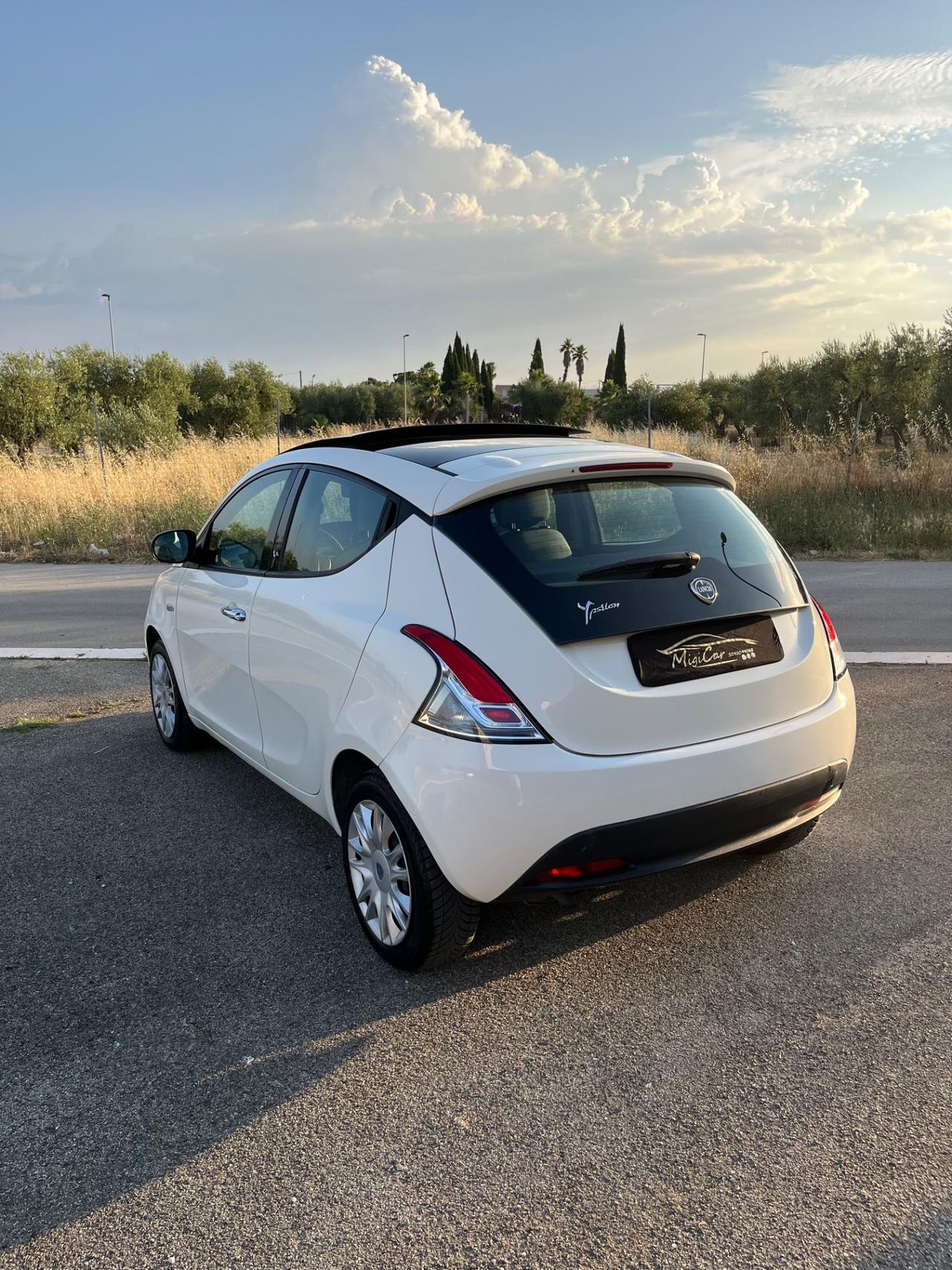 Lancia Ypsilon 1.2 69 CV 5 porte S&S Silver tetto panoramico