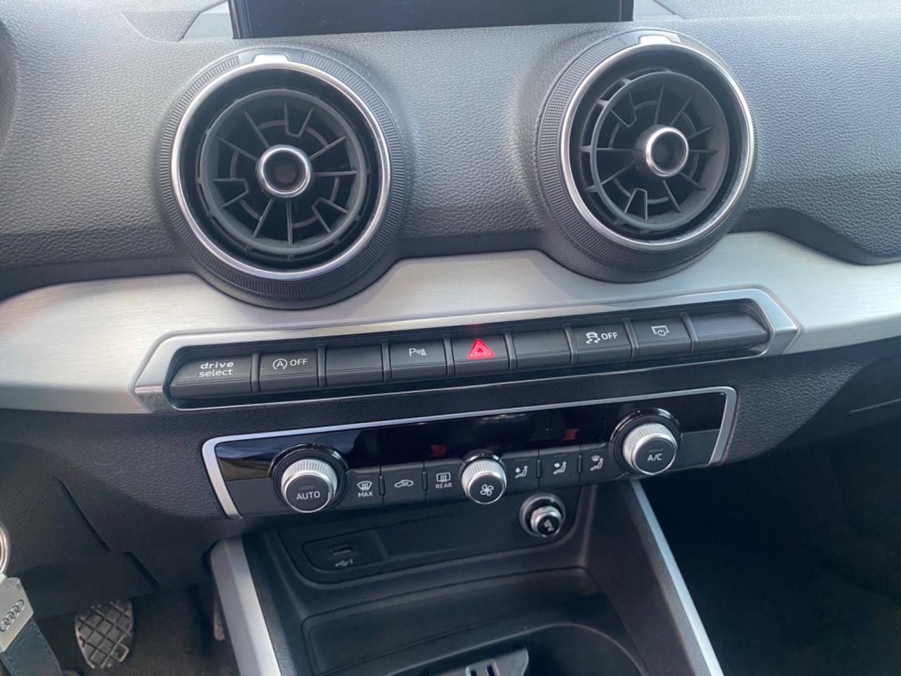 Audi Q2 30 TDI Identity Black