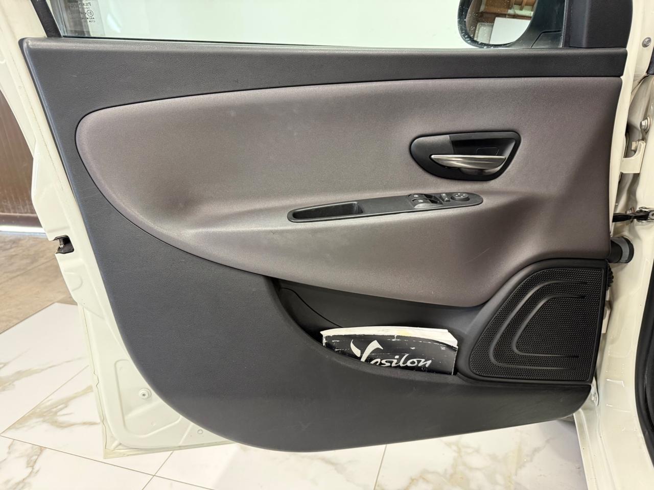 Lancia Ypsilon 0.9 TwinAir 85 CV 5 porte Metano Ecochic Silver