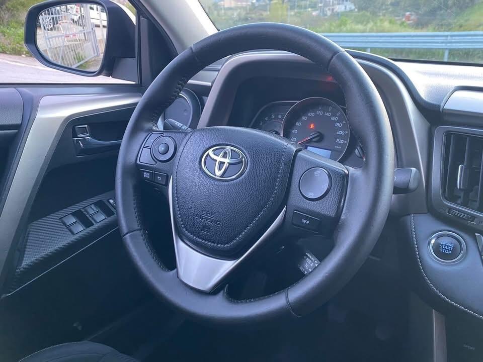 Toyota RAV 4 RAV4 2.0 D-4D 4X4 GANCIO DI TRAINO Lounge