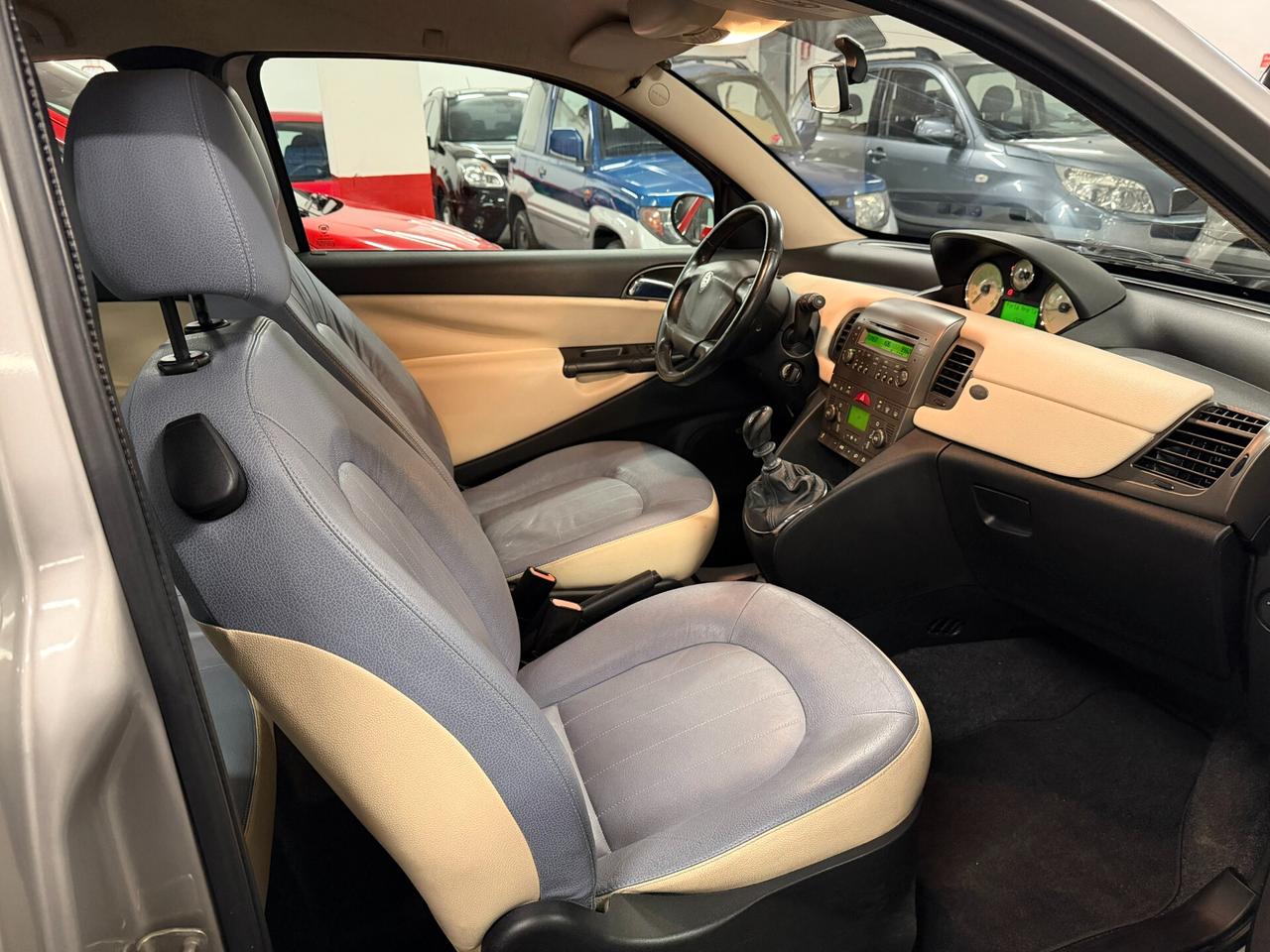 Lancia Ypsilon 1.2 16V Platino