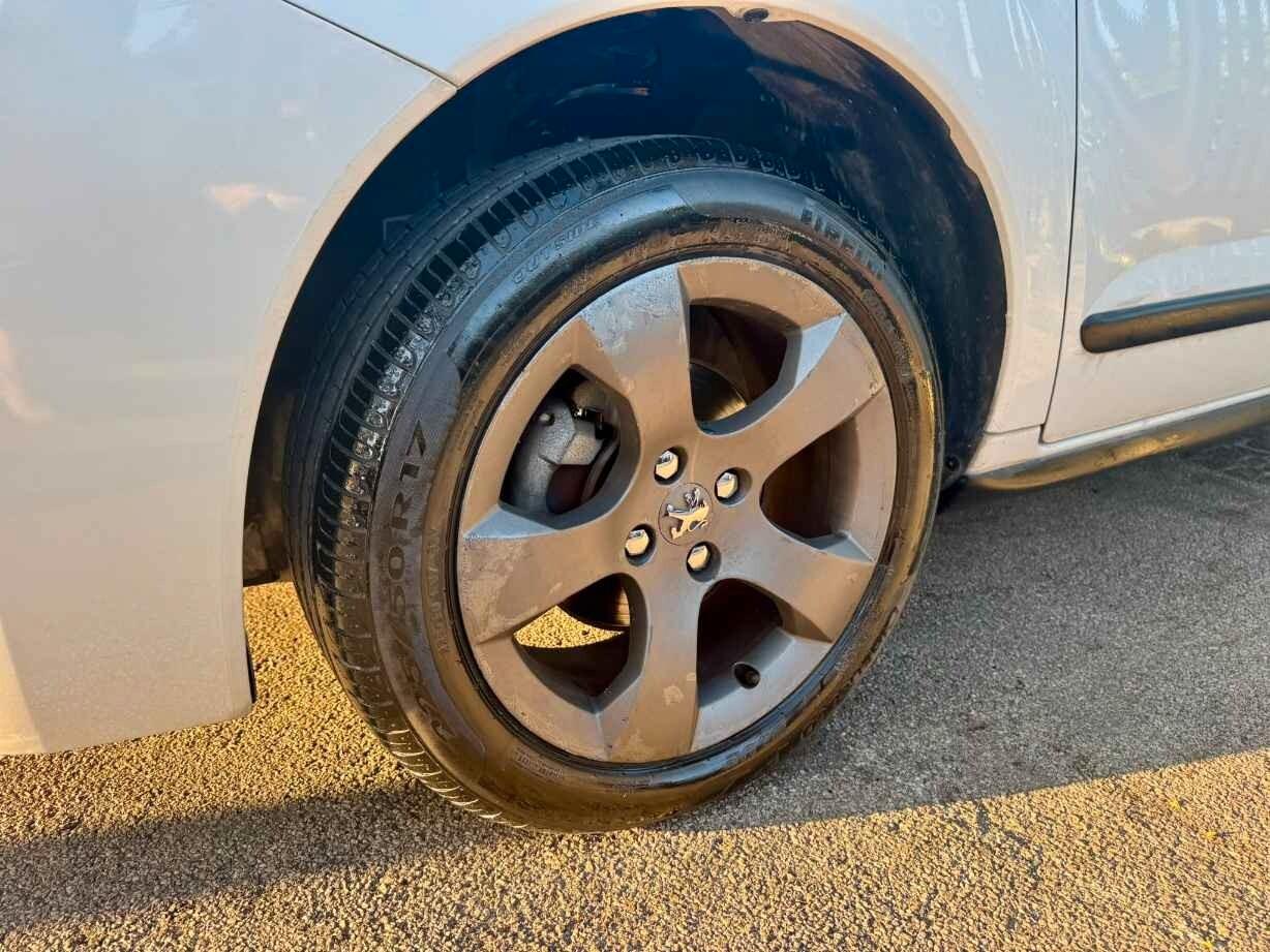 PEUGEOT 3008 1.6 HDi 110CV CAMBIO AUTOMATICO