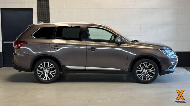 MITSUBISHI Outlander 2.2 DI-D 4WD Instyle Plus SDA Diamond 7 posti