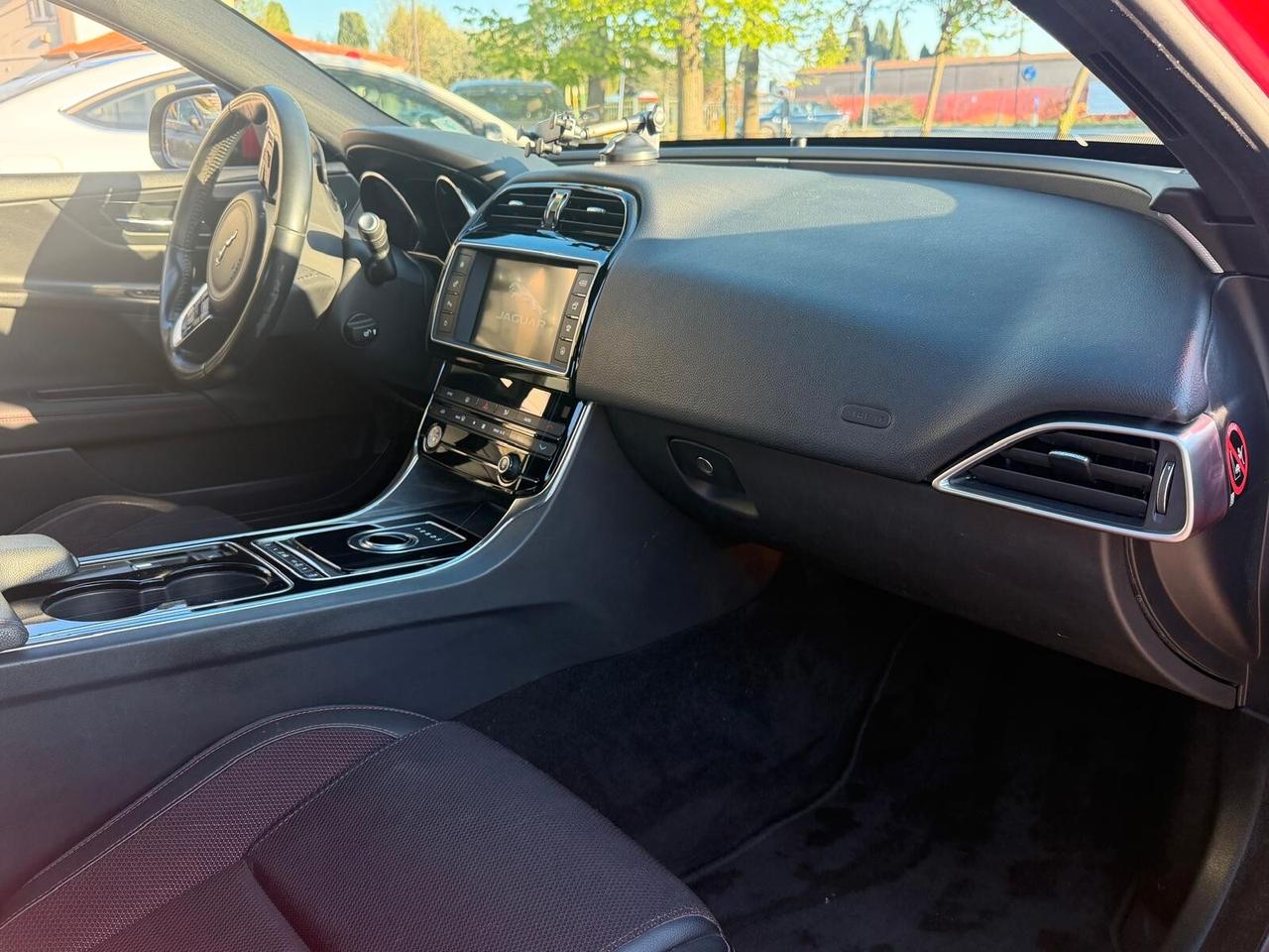 Jaguar XE 2.0 D Turbo 180 CV AWD aut. Portfolio
