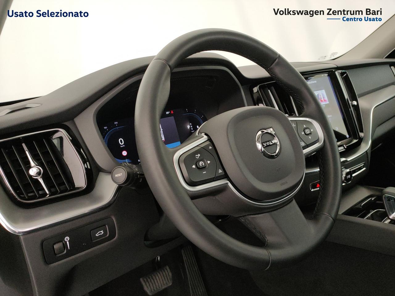 Volvo XC60 2.0 b4 momentum pro awd auto