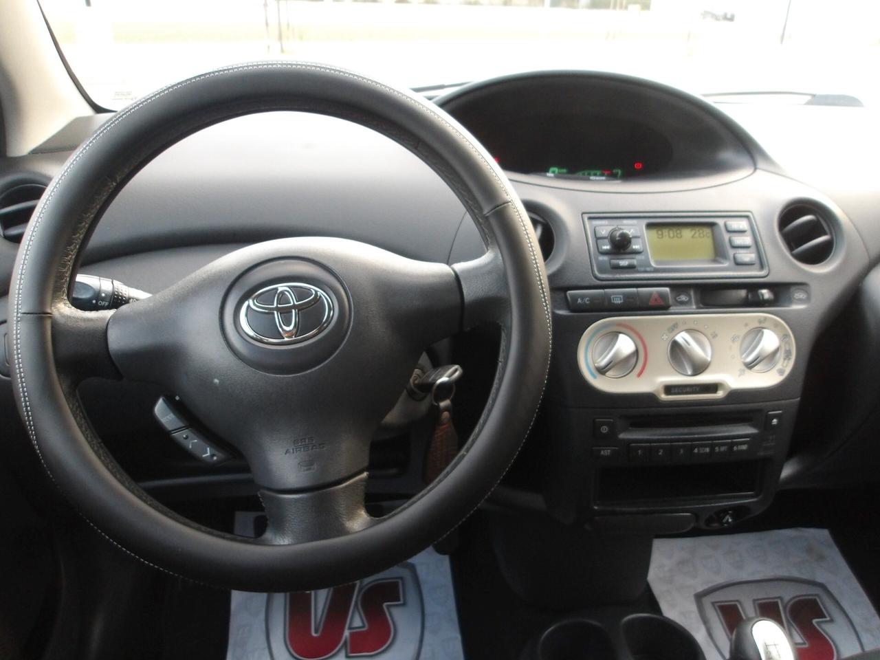 TOYOTA YARIS 1.3 BENZ-2005
