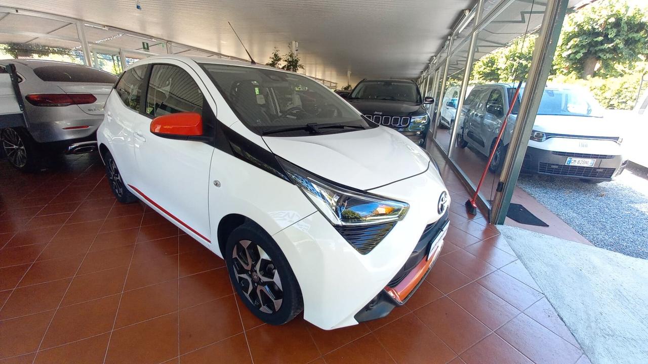Toyota Aygo Connect 1.0 VVT-i 72 CV 5 porte x-clusiv red style